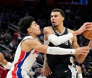 NBA 웸반야마, 21분 뛰고도 첫 트리플더블