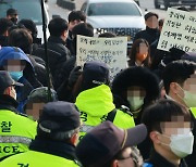 상대 악마화해 과격한 지지행위···선거제 개편해 극단정치 끝내야