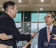 취재진 질문에 답하는 조태열 신임 외교부 장관