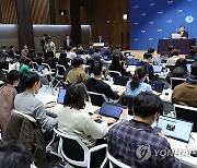 금통위 기자간담회 참석한 이창용 한은 총재