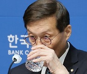 물 마시는 이창용 한국은행 총재