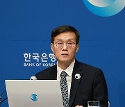 금통위 기자간담회 참석한 이창용 한은 총재