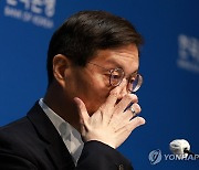 한은 총재 "적어도 6개월 이상 금리인하 쉽지 않을 것"