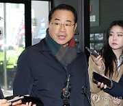 답변하는 정영환 공관위원장