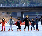 꽁꽁 언 인제군 갯골천 '씽씽∼' 스케이트장 변신