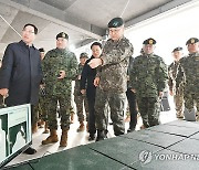 차단벽구조사격장 시설 둘러보는 박안수 육군참모총장