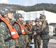 서남 해역 경계작전 중인 장병 격려하는 합참의장