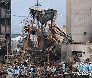 [포토] 지진으로 파괴된 마을 복구하는 日 소방관들