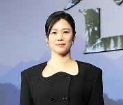 김현주, 블랙으로 우아하게