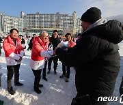 선물 전달하는 유인촌 장관