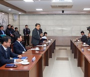 제천 화재 참사 유족 만난 김영환 지사 "보상 논의 협의체 만들겠다"