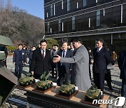 AI 기반 유무인복합체계 개발현황 보고받는 신원식 장관