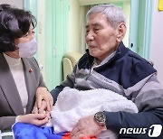 애국지사 손 잡은 강정애 국가보훈부 장관