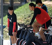 [포토] 이강인 '허벅지가 불편한 표정'