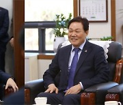 박완수 경남지사, 창원 찾은 홍익표 원내대표와 차담 나눠