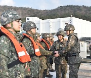 김명수 합참의장, 태안 군부대 방문…측·후방 경계태세 점검