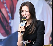 [MD포토] 이하늬 '미소 드리는 연기를'