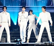 '셰어링 앤 투게더 콘서트' 하이라이트 "데뷔 15년, 행복한 순간 라이트와 함께"