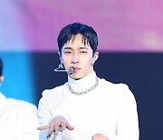 [ST포토] 하이라이트 이기광 '매력 가득한 무대'