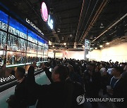 [CES 2024] '올레드 1위' LG전자, 올레드·QNED '듀얼 트랙'으로 간다