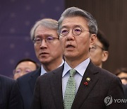 애국가 제창하는 김홍균 1차관