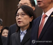 애국가 제창하는 강인선 2차관