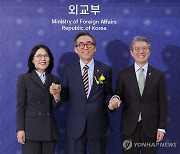 손맞잡은 새로운 외교부 장차관