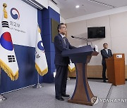 취재진 질문에 답하는 조태열 외교부 장관