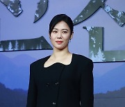 김현주, 고혹적인 눈빛