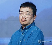 취재진 질문 듣는 연상호 감독