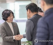 경기남부보훈지청 직원들 격려하는 강정애 장관