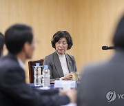 업무 보고받는 강정애 장관