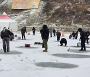 홍천강 꽁꽁축제 얼음낚시터 개장…축제 분위기 '고조'