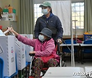 [포토] 한 표 행사하는 대만 신베이시 주민들