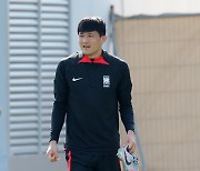 김민재, 축구화 들고 훈련장 출근