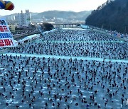 주말 상공에서 본 화천산천어축제 '구름인파'[쿠키포토]