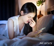 '스마트폰 중독' 뇌는 지친다…"취침 30분전 이별하세요"