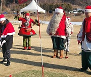 골프 치고 사진 찍고…화천 산천어축제 찾은 '리얼 산타'