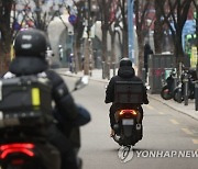 女배달 라이더 "주문한 손님이 집으로 끌고 가”···여성 노동자의 애환, 책으로