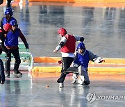 산천어축제장에서 펼쳐진 얼음축구 대회