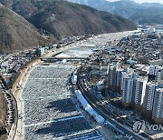 강태공들로 빽빽이 채워진 화천 산천어축제장