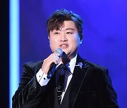 [TD포토] 김호중 '아리스 감동시키는 비주얼'