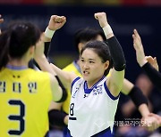 공격성공, 기뻐하는 김연견