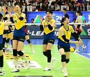 '이것이 선두의 힘' 현대건설, 만원관중 앞에서 정관장 3-0 완파하고 5연승 질주