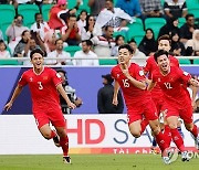 [아시안컵] 베트남, 일본 상대 53년 만에 멀티골…'실리 축구' 선택한 트루시에 빛났다