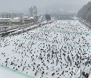 함박눈에도 인파로 넘치는 산천어축제장