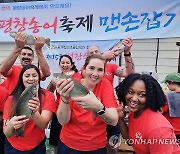 평창송어축제 찾은 외국인 방문객들