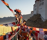 (InTibet) CHINA-XIZANG-XIGAZE-NEW YEAR-PRAYER FLAG (CN)