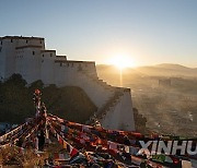 (InTibet) CHINA-XIZANG-XIGAZE-NEW YEAR-PRAYER FLAG (CN)