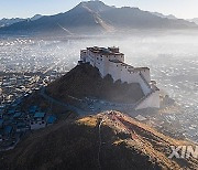 (InTibet) CHINA-XIZANG-XIGAZE-NEW YEAR-PRAYER FLAG (CN)